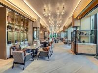 um saguão de um restaurante com mesas e cadeiras em InterContinental Chiang Mai The Mae Ping em Chiang Mai