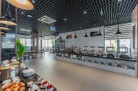 Un restaurante con un mostrador con comida. en Thanh Long Hotel - Tra Khuc, en Ho Chi Minh