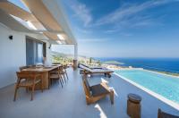 Bazén v ubytovaní Thelxi's Suite I - Brand New Seaview Suite! alebo v jeho blízkosti