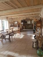 Restauracja lub miejsce do jedzenia w obiekcie Magnifique villa de charme avec piscine