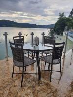 卡皮托利乌Hotel Boutique Coração Aberto的一张桌子和几把椅子，可以欣赏到水景