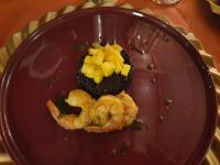 卡皮托利乌Hotel Boutique Coração Aberto的一盘食物，上面有虾和菠萝。