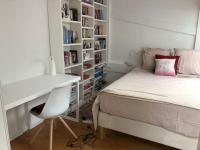 - une chambre avec un lit, un bureau et une étagère dans l&#39;établissement Appartement cosy esprit loft, à Paris
