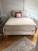 - un lit avec un oreiller rose dans l&#39;établissement Appartement cosy esprit loft, à Paris