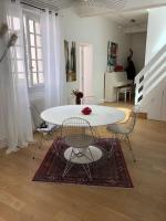 - une table et des chaises blanches dans la chambre dans l&#39;établissement Appartement cosy esprit loft, à Paris