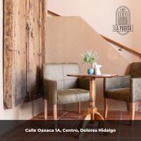 een eetkamer met een tafel en twee stoelen bij Hotel CasaMia in Dolores Hidalgo