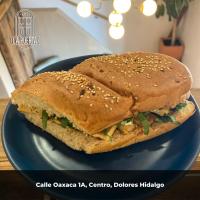 een broodje op een blauw bord op een tafel bij Hotel CasaMia in Dolores Hidalgo