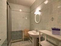 Łazienka w obiekcie Gîte et studio avec cheminée, terrasse, salle de jeux et nature préservée à La Versanne - FR-1-496-280