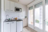 Een keuken of kitchenette bij Studio 9 - Parking et balcon priv&eacute;s