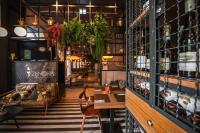 una stanza con tavolo, sedie e un bar di Hotel Moments Budapest by Continental Group a Budapest