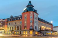 エルンシェルツビクにあるFirst Hotel Statt Örnsköldsvikの上に時計塔がある建物