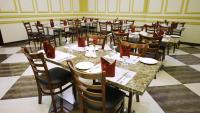 Un restaurante u otro lugar para comer en Muscat International Hotel Plaza