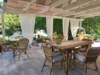 Una mesa y sillas de madera en un patio. en Glamping Pian delle Ginestre, en Sassetta