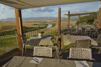 Un balcón con mesa y sillas y una vista. en Glamping Diacceroni, en Villamagna