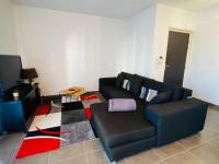sala de estar con sofá y TV en Appartement T2 cosy à Rodez, en Rodez