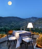 莫纳奇尔阿尔穆尼亚山谷酒店的一张桌子、两把椅子和一张桌子,享有美景