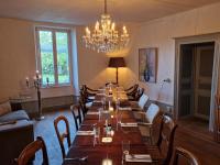 MelayにあるMaison Egalitéのダイニングルーム(長いテーブル、シャンデリア付)