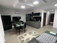 Televízia a/alebo spoločenská miestnosť v ubytovaní Sweet Home Apartman