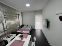 Televízia a/alebo spoločenská miestnosť v ubytovaní Sweet Home Apartman