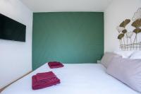 Łóżko lub łóżka w pokoju w obiekcie Cosy, lumineux - 1ch'- 2 lits - 4pers'- Streaming