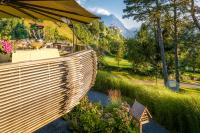 un jardín con una valla de madera y flores en Park Hotel Sonnenhof - Relais & Châteaux, en Vaduz