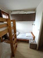 Łóżko lub łóżka w pokoju w obiekcie Menuires, Beau duplex 8 personnes, Ski aux pieds
