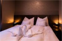 Łóżko lub łóżka w pokoju w obiekcie Hotel Szatmári & Étterem Jászberény