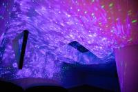 Cette chambre violette dispose d&#39;un vase et d&#39;un plafond violet. dans l&#39;établissement 50 Nuances d&#39;Amour - Jacuzzi &#47; Massage &#47; Cinéma, à Moirans