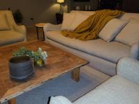 吉塞尼Ubucuti Lodge的客厅里有一张沙发和一张咖啡桌。