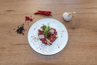 un piatto di cibo su un tavolo di legno di Aparthotel Diamond SPA Aqua a Białka