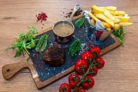 un tagliere con del cibo e dei pomodori di Aparthotel Diamond SPA Aqua a Białka