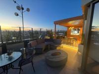 Acogedor apartamento con piscina en Bogotá في بوغوتا: غرفة معيشة مع أريكة وطاولة على شرفة