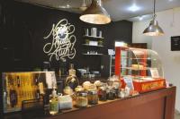 un ristorante con bancone con molti articoli sopra di The Swarna Hotel Bayah Lebak a Muaramadur