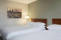 Delta Hotels by Marriott Liverpool City Centreにあるベッド