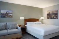 Delta Hotels by Marriott Liverpool City Centreにあるベッド