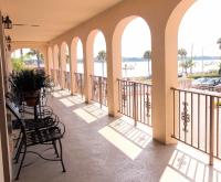 un balcón con vista al agua en Bayfront Inn, en St. Augustine