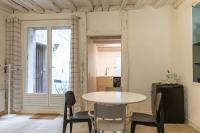 - une table et des chaises blanches dans une chambre avec fenêtre dans l&#39;établissement Duplex avec patio - Quartier historique, à Moulins