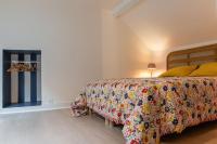 - une chambre avec un lit doté d&#39;un couvre-lit coloré dans l&#39;établissement Duplex avec patio - Quartier historique, à Moulins