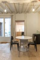 - une salle à manger avec une table et des chaises dans l&#39;établissement Duplex avec patio - Quartier historique, à Moulins