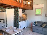 Kuchyňa alebo kuchynka v ubytovaní La Palmyre - APPARTEMENT au cœur du centre - résidence AGATHEA - BALCON