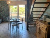 Kuchyňa alebo kuchynka v ubytovaní La Palmyre - APPARTEMENT au cœur du centre - résidence AGATHEA - BALCON