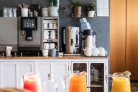 uma cozinha com um balcão com sumo de laranja em Paladina Hotel em Pura