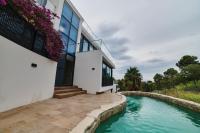 Bazén v ubytování VILLA MODERNA WELCS EMP-097- con piscina nebo v jeho okolí