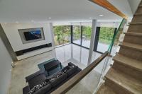TV a/nebo společenská místnost v ubytování VILLA MODERNA WELCS EMP-097- con piscina