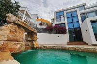 Bazén v ubytování VILLA MODERNA WELCS EMP-097- con piscina nebo v jeho okolí