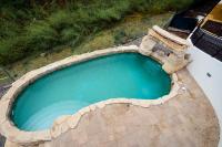 Bazén v ubytování VILLA MODERNA WELCS EMP-097- con piscina nebo v jeho okolí