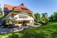 レラハにあるHotel Villa Elben Lörrach bei Baselの前に車が駐車されている家
