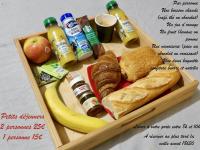 una bandeja de comida con pan de plátano manzanas y zumo en Heteroclite, en Auxerre
