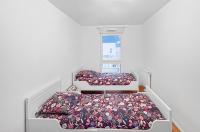 two twin beds in a room with a window at Joyau de Pantin in Pantin