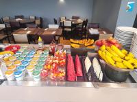 uma linha de buffet com frutas e outros alimentos em EXCELENTE Flat junto aos Shoppings JK e Vila Olimpia em São Paulo